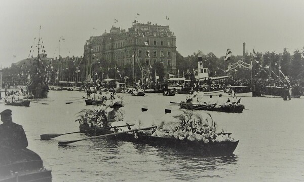1910-versierde-boten-tijdens-bezoek-van-de-koninklijke-familie 2