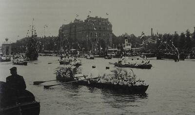 1910-versierde-boten-tijdens-bezoek-van-de-koninklijke-familie